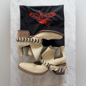 Freebird Blade Western Booties Cream Embossed Leather Size 9